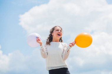 Parti için hava balonları. Neşeli kız iyi eğlenceler. Yaz tatili ve tatil. Mutluluk basittir. Mutluluk kavramı. Özgürlük kavramı. Çocukluk mutluluğu. Neşeli gençler kutlama yapar. Havayla oyna