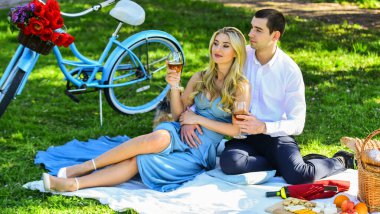 Sıcak yaz. Şehir parkında piknik yapıyoruz. Kadın ve erkek yemek sepetiyle rahatlar. Romantik gezgin çift manzarayı seyrediyor. Yeşil çimlerde birbirine aşık çiftler. Birlikte doğanın tadını çıkarıyoruz