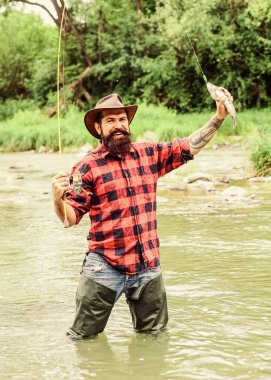 Kancayı tak. Hobi ve spor aktiviteleri. Sudaki sakallı balıkçı. Yaz haftasonu. İyi balık avları. Olgun adam balık tutuyor. Balık tutan adam. Balıkçılar olta kullanma tekniğini gösteriyor.