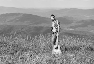 İlham arıyorum. Tatil beldeleri. Yürüyüşçü adam saf doğanın tadını çıkarıyor. Temiz dağ havası. Doğayı keşfediyorum. Doğanın güzelliği. Yalnız yürüyorum. Gitarlı bir adam dağın tepesinde yürüyor.