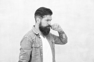 Kişilik ve karakter. Karizma konsepti. Sakallı, bakımlı bir hippi. Yakışıklı adam moda kıyafetleri giyiyor. Berber dükkanı modası. Sakallı ve bıyıklı karizmatik berber. Denim moda eğilimleri