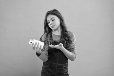 Bağışıklığı arttır. Omega yağlar ve asitler. En iyi vitaminler. Güvenli konteynır. Küçük şirin çocuk vitamin alacak. Yiyecek katkı maddeleri. Çocuklar için hap. Vitamin ve mineral kompleksi. Tıp konsepti