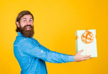Son derece mutlu. İş arkadaşlarıma bir hediye. Sürpriz adam yerleşiyor. Paket teslimatı. İnsani duygular ve yüz ifadesi. Sakallı adam bayram süsü. İş adamı büyük bir hediye kutusu tutuyor.