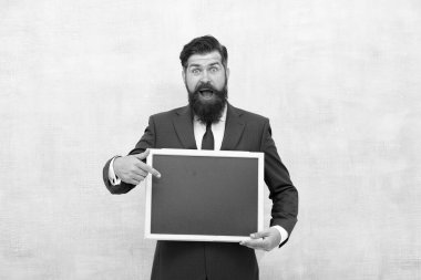 İş liderleri ve girişimciler dünyayı kökten iyileştirme potansiyeline sahipler. Hevesle çalış. Ekonomi koçu tahtayı tutar. İş sunumu. İşletme akademisi. Başlangıç konsepti