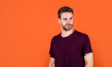 Havalı ve seksi. kopyalama alanı. Tüylü yakışıklı bir adam. Erkek modası ve güzellik. Seksi sakallı maço. Gündelik kıyafet. Moda adamı mor gömlek ve güneş gözlüğü takıyor. yaz tatili konsepti