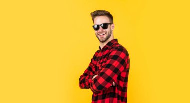 Yeni tarzını sevdim. Güneş gözlüklü yakışıklı adam. Seksi Avrupalı iş adamının kapalı mekan portresi. Kendine güvenen ve sakin. Sakallı ve kıllı yakışıklı sıradan bir adam. Neşeli ve şık. Boşluğu kopyala