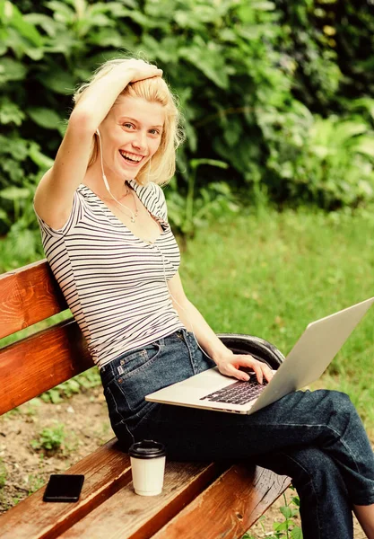 Oktatási koncepció. Dolgozz a parkban. A természet ereje hív. Egy lány laptoppal dolgozik a parkban. Természetes környezet iroda. Okok, amiért kint kellene dolgoznod. Notebook internet távoli munka — Stock Fotó