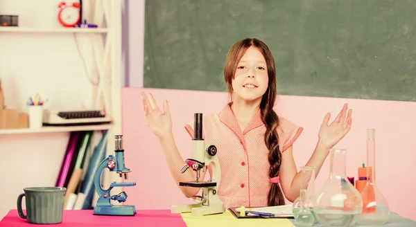 プロの選択だ。学校に戻って。生物学教育。女の子は試験管で化学を勉強する。学校の研究室。現代の技術。顕微鏡を使った科学の授業。ラボのフラスコを持つ小さな女の子 — ストック写真