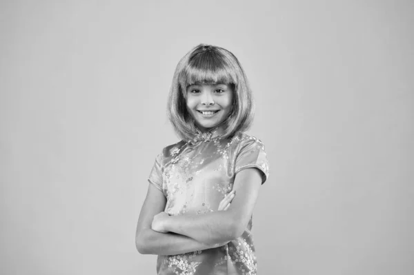 Niño de moda en kimono. niño lleva bata nacional. día del festival en Japón. asiático chica violeta pelo peluca. niña china pequeña en peluca púrpura. niño feliz en vestido chino tradicional. año nuevo chino — Foto de Stock