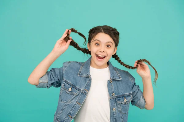 Χαμογελαστή έφηβη κοπέλα με μακριά πλεκτή χτένισμα, παίζουν με την έννοια των μαλλιών — Φωτογραφία Αρχείου
