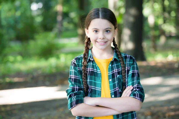 Flicka scout söta flätor bära rutiga kläder natur bakgrund, vandring koncept — Stockfoto