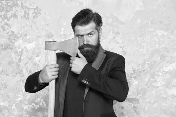 Maneira fácil de estilizar seu bigode. Um hipster brutal segura o machado. Homem barbudo com bigode elegante. Moustache barbear com lâmina. Mestre. Barbearia. Barbeiro. Salão de cabeleireiro. Senhor bigode. — Fotografia de Stock