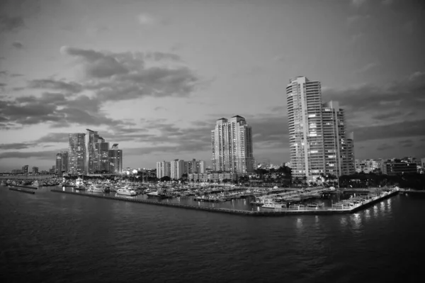 Paradiso urbano. Lo skyline della città. Città e yacht club dal mare. Architettura cittadina al crepuscolo. Il crepuscolo della citta '. Luci illuminanti sul cielo serale nuvoloso. Viaggiare e vagabondare. Destinazione di viaggio — Foto Stock