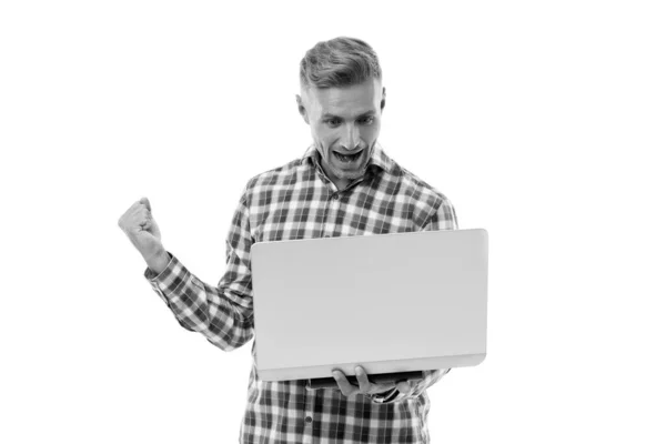 Τυχερός τύπος. Όμορφος άντρας κρατάει το λάπτοπ απομονωμένο στο λευκό. Υπολογιστή. Σημειωματάριο και υπολογιστής. Σύγχρονη τεχνολογία. Φορητός υπολογιστής για σχεδιαστή. Προγραμματισμός και ανάπτυξη ιστοσελίδων. Απομακρυσμένη δουλειά. Ανεξάρτητος εργαζόμενος — Φωτογραφία Αρχείου