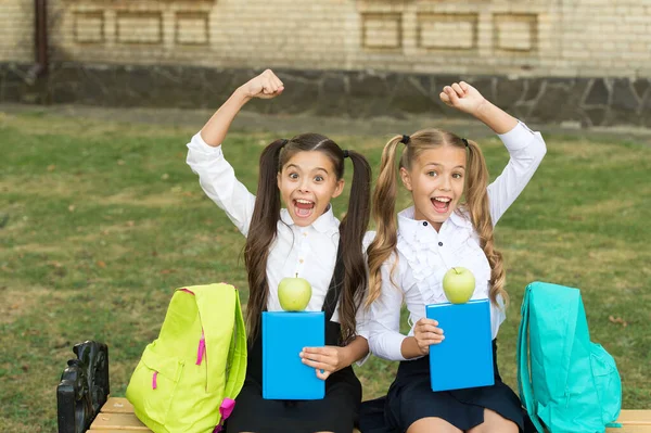 Heureux amis d'école petites filles s'amuser, concept enfants en bonne santé — Photo