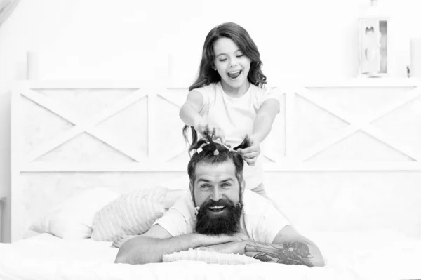 Ambiente hogareño. estilista su futura carrera. padre disfrutando del tiempo con el niño. pasar tiempo juntos en casa. niña hizo un peinado divertido para papá. hija y papá jugando juntos —  Fotos de Stock