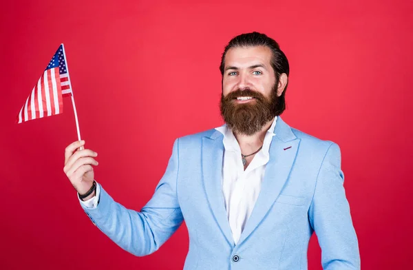 El hombre americano celebra el Día de la Independencia. El tipo feliz sostiene la bandera americana. 4 de julio. Ciudadanía americana. Educación patriótica. celebración de la libertad. El sueño americano está vivo. hombre patriótico —  Fotos de Stock