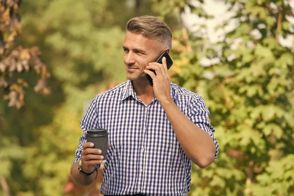 Mantenerse en contacto. Hombre guapo hablar en el teléfono inteligente. Conversación telefónica durante el descanso del café. Comunicación móvil. Comunicación celular. Red de comunicación. Tecnología de comunicación. La vida moderna — Foto de Stock