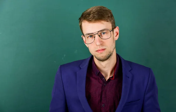 Hombre profesor usar anteojos para visión verde pizarra fondo espacio de copia, concepto de año académico —  Fotos de Stock