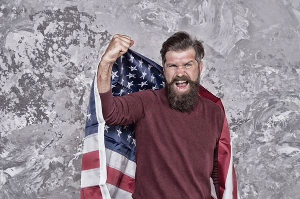 Αμερικανός hipster άνθρωπος γιορτάσουν την ημέρα της ανεξαρτησίας με την εθνική σημαία, παρακινώντας την έννοια ομιλητής — Φωτογραφία Αρχείου