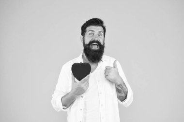Sağlıklı alışkanlıklar ve yaşam tarzı. İzleme ve ölçme. Sakallı hippi adam kırmızı kalbi tutar. Reçeteli ilaç. Tansiyon kolesterolü düşür. Nabzın ritmini hisset. Kalp hastalığı