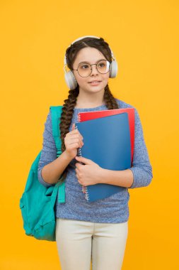 Sırt çantası ve okul gereçleri ile modern öğrenci kız sarı arka plan, dijital çalışma konsepti