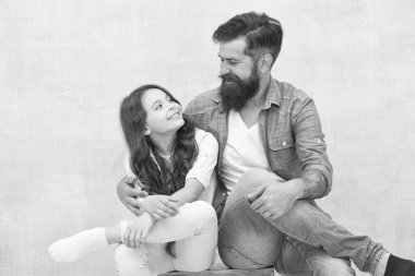 Babalar Günü 'nü kutlayan mutlu aile. Tatilleri kutlayan kız ve baba. Tatil kutlaması. Mutlu kutlamalar. Kutlamaya devam. Hipster ailesi. Babasına bak, kızını al. Birlikte daha iyi.