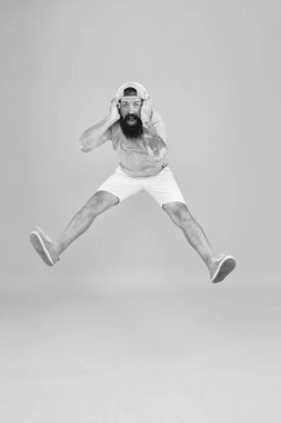 Ses dalgalarıyla uçuyor. Müzik konsepti. Canlandırıcı müzik. DJ neşeli adam. Yaz partisi. Adamım, kablosuz kulaklıkları dinle. Adam müzikten hoşlanıyor. Hippi kulaklıkla zıplıyor. İlham verici bir şarkı.