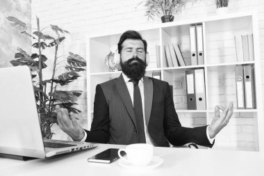 Kriz yönetimi. Akıl sağlığı. Sakinleştirici egzersizler. Sakinleştirici aktiviteler. İlham konsepti. Patron iş yerinde. Kulaklıklı yönetici huzurlu melodileri dinliyor. Rahatlatıcı ve sakinleştirici.