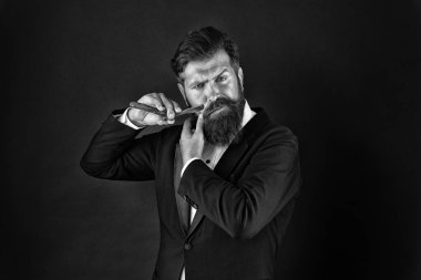 Sakal bitti. Zalim iş adamı traş makinesiyle tıraş olur. Klasik tıraşlı sakallı adam. Berber dükkanı. Tıraş ve saç kesimi