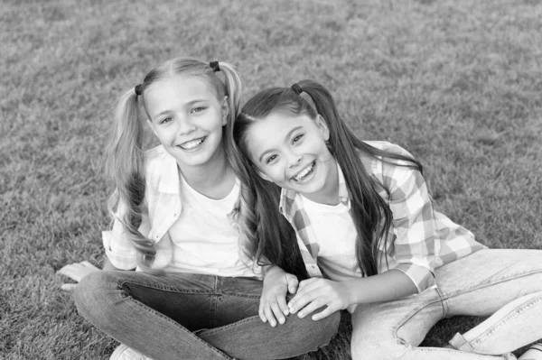 Diviértete. Niños felices relajándose al aire libre. Amigos alegres. Hermandad y amistad. Colegialas alegres en un día soleado. Chica cola de caballo peinado disfrutar de vacaciones de verano. Una vida feliz. Felices amigos sonrientes —  Fotos de Stock