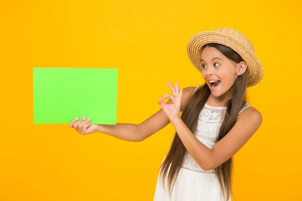 Je me sens ludique. petite fille porte un chapeau de plage en paille. mode et beauté. bonheur d'enfance. heureux jour des enfants. feuille de papier pour l'espace de copie. activité estivale en camp. annonce de vacances pour enfant — Photo