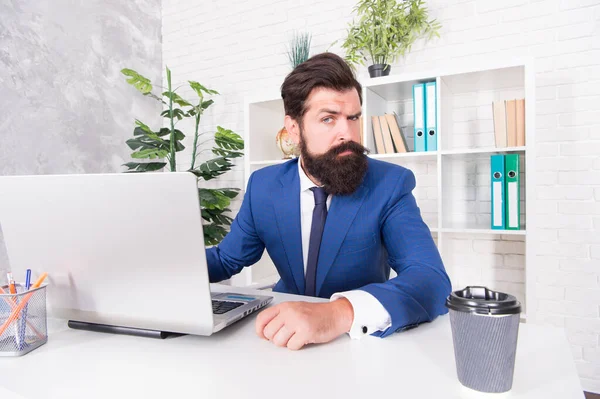 Mann zuversichtlich Direktor arbeiten online Laptop modernes Büro, Idee auf seinem Verstand Konzept — Stockfoto