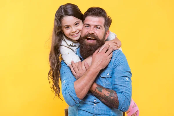 Otec a šťastná malá dcera se baví, radostný moment koncept — Stock fotografie