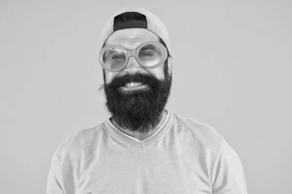 Amusement et divertissement. tenue décontractée hipster. Un homme drôle qui s'amuse. barbu dans des lunettes de fête. comme un monstre. Il devient fou. mode masculine d'été. heureux et souriant hipster — Photo