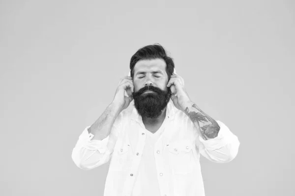 Vrai plaisir et inspiration. hipster mature avec barbe. DJ élégant dans les écouteurs. éducation moderne en ligne. Disque jockey charismatique. Un homme qui écoute de la musique. barbu homme dans casque écouter de la musique — Photo