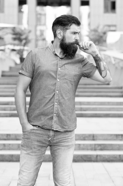 O teu hipster interior. Hipster rodopiar bigode urbano ao ar livre. Homem barbudo com cabelo hipster. Estilo moderno hipster. Barbearia de moda. Casual e elegante — Fotografia de Stock