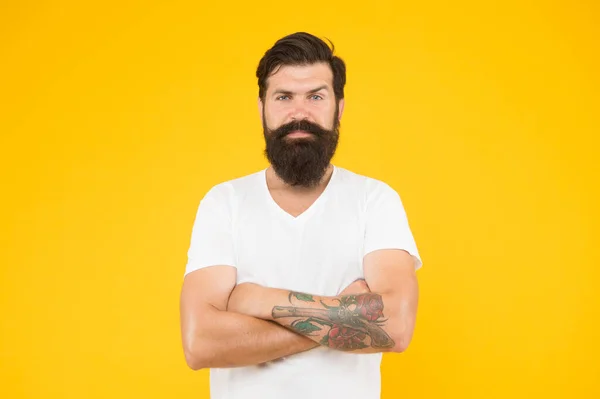 Bushy barba hipster homem barbearia cliente amarelo fundo, conceito de cara atraente — Fotografia de Stock