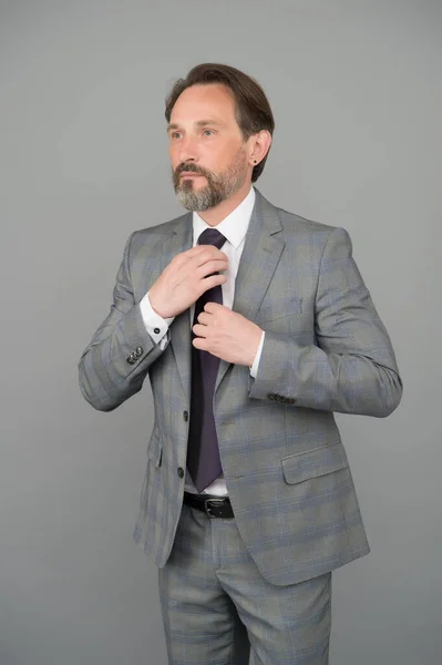 Homem bonito maduro empregado usar terno formal, conceito de moda masculina — Fotografia de Stock