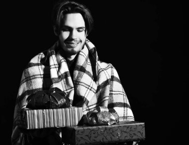 Gülümseyen sakallı adam.