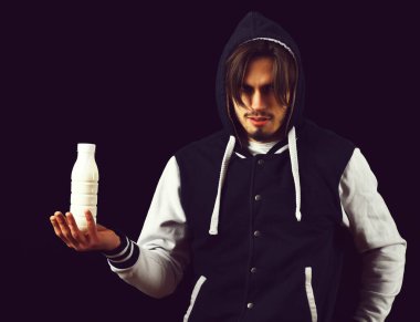 Beyzbol ceketli sakallı adam.