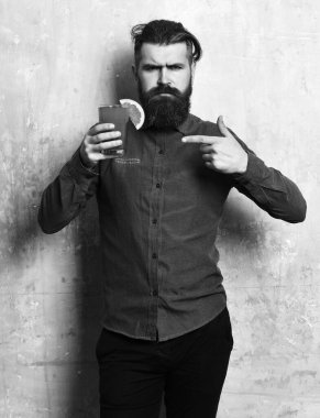 Vahşi hippi elinde tropik alkolik taze kokteyl tutuyor.