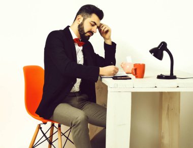 Sakallı adam, beyaz ahşap masada bıyıklı beyaz hippi.