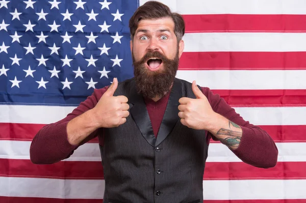 Bearded man migrant apply for citizenship USA flag background, freedom concept — Stock Photo, Image