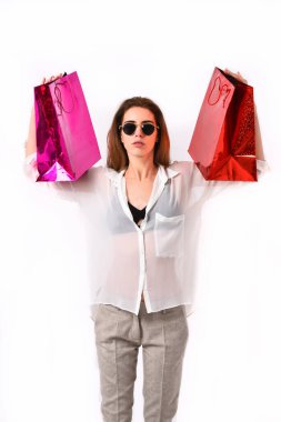 Paketleri olan bir kadın. İndirim ve sunum kavramı