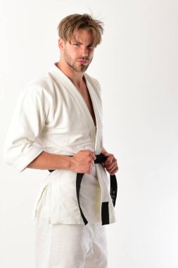 Kendine güveni olan adam beyaz arka planda izole edilmiş.