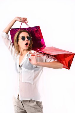 Şaşkın bakışlı güneş gözlüklü kız.