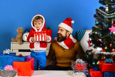 Noel ailesi hediyeleri mavi arka planda açar