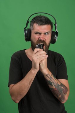 Sakallı ve vahşi yüzlü şarkıcı müzik dinlemeyi sever..