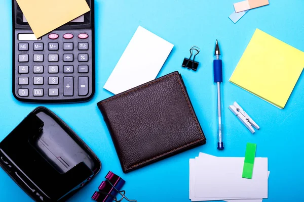 Kartvizit ve klasörler yapışkan notların yanında. İş aksesuarları